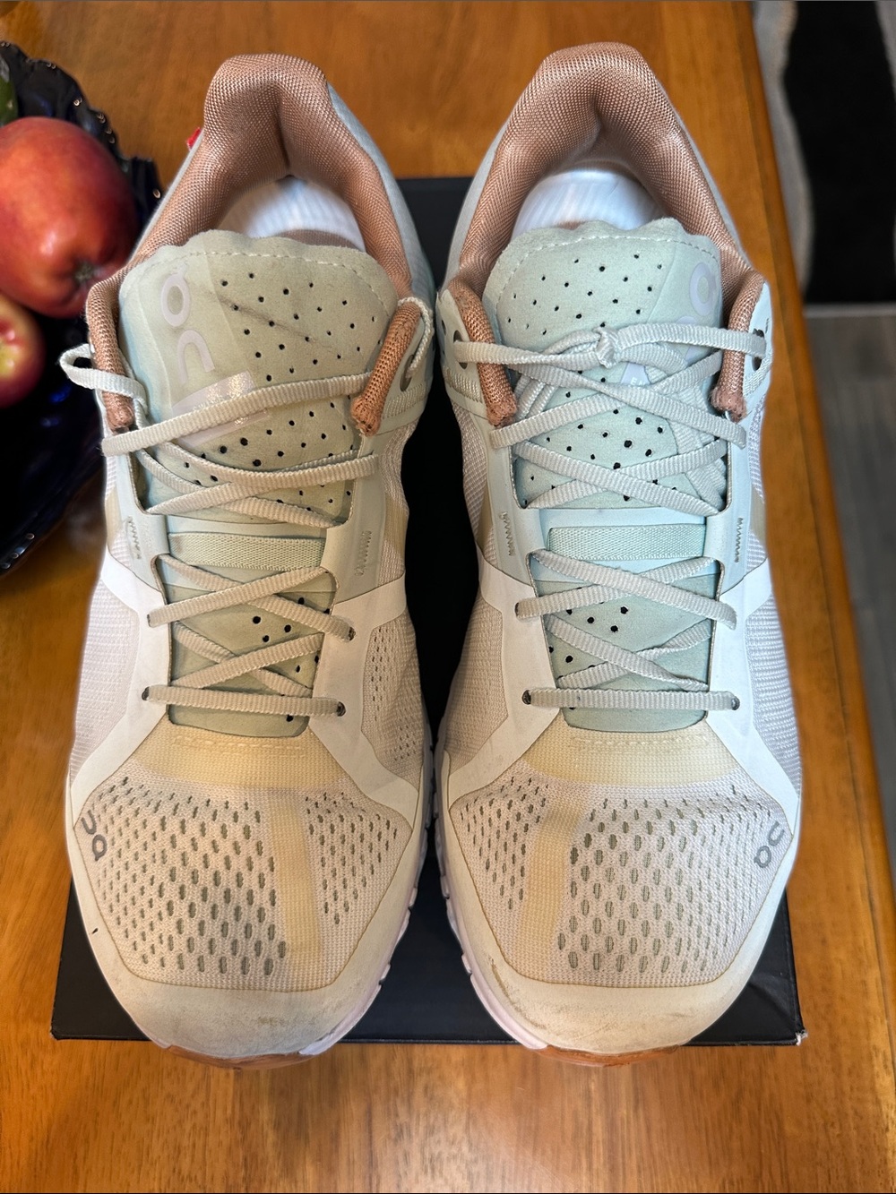 ON Cloudflow Women’s Running Shoe. Aloe/White. Size 8.5